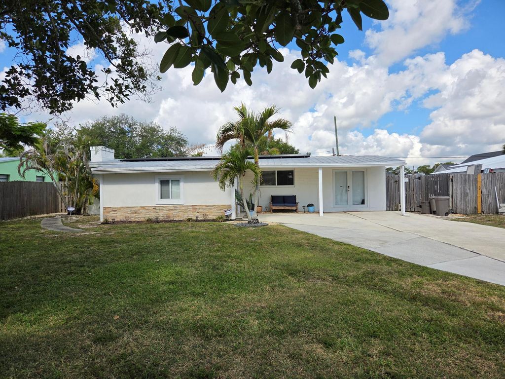 Photo of 18948 SE Homewood Ave Avenue SE, Tequesta, FL 33469 (MLS # B26021528)