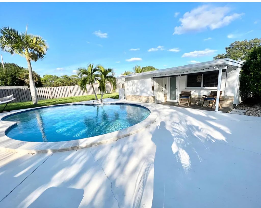 Photo of 18948 SE Homewood Ave Avenue SE, Tequesta, FL 33469 (MLS # B26021528)