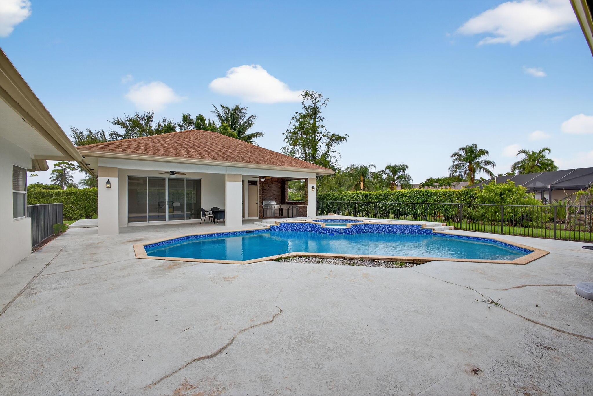 MEADOW WOOD OF THE LANDIN - Residential