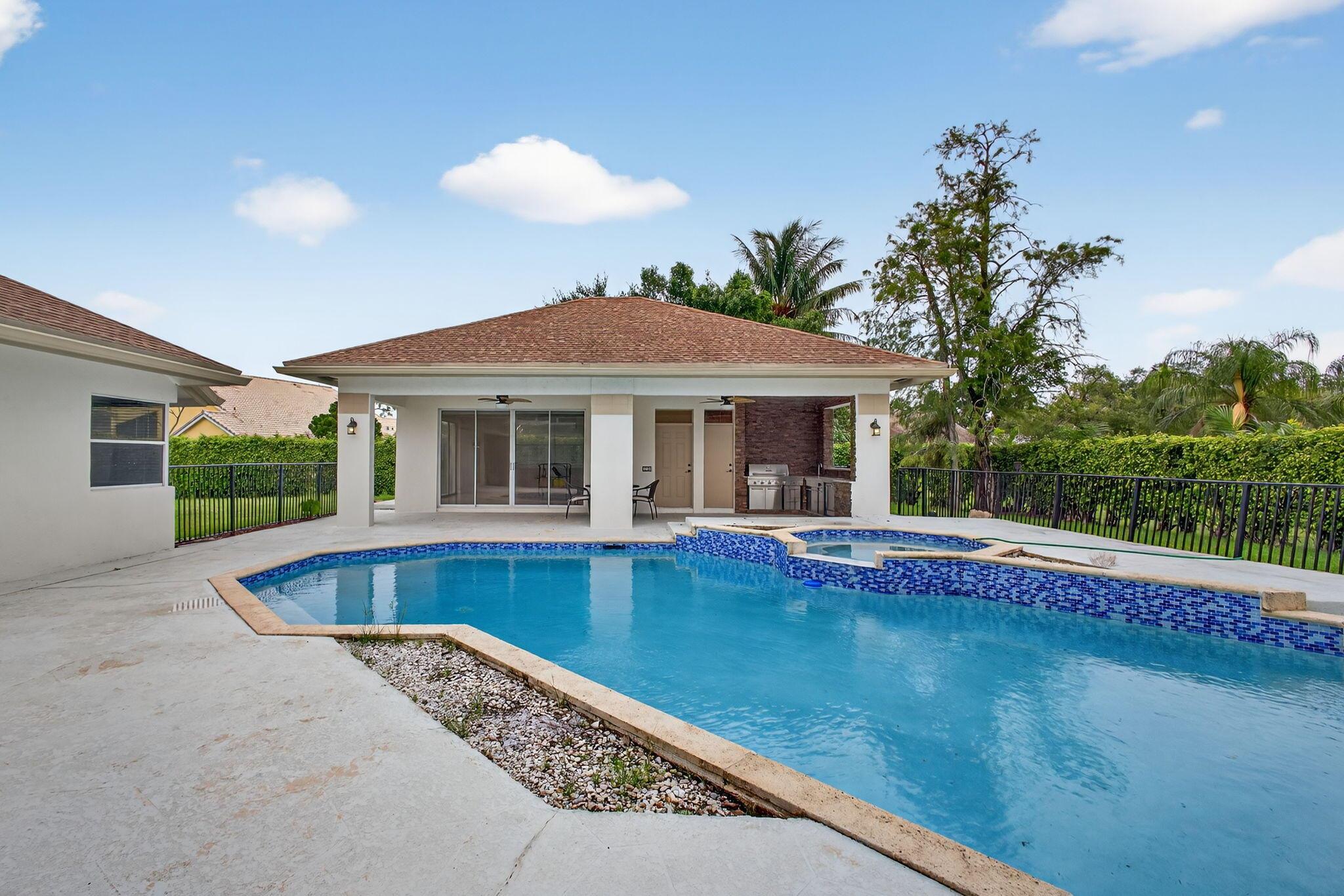 MEADOW WOOD OF THE LANDIN - Residential