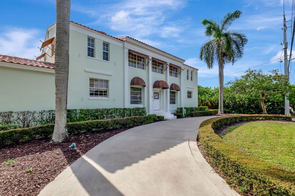 Photo of 1115 N Swinton Avenue, Delray Beach, FL 33444 (MLS # R11012076)