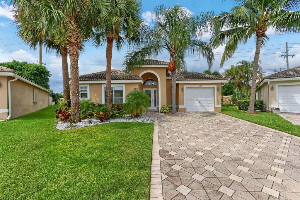 Photo of 8265 Palm Gate Drive, Boynton Beach, FL 33436 (MLS # R11135330)