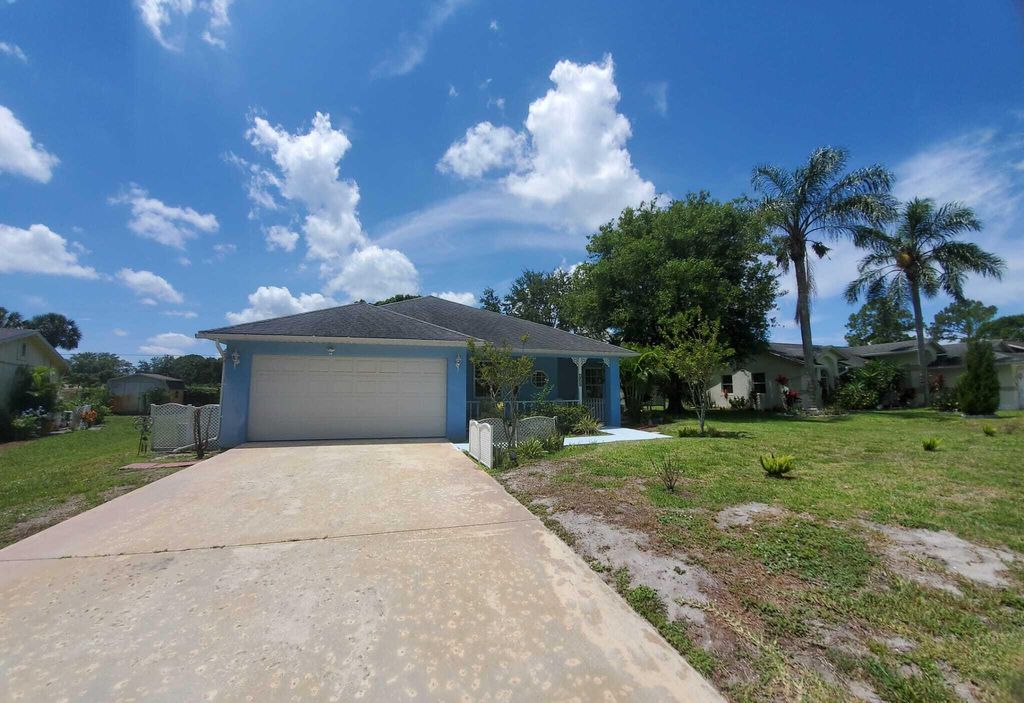 Photo of 258 SE Grove Avenue, Port Saint Lucie, FL 34983 (MLS # R10803841)