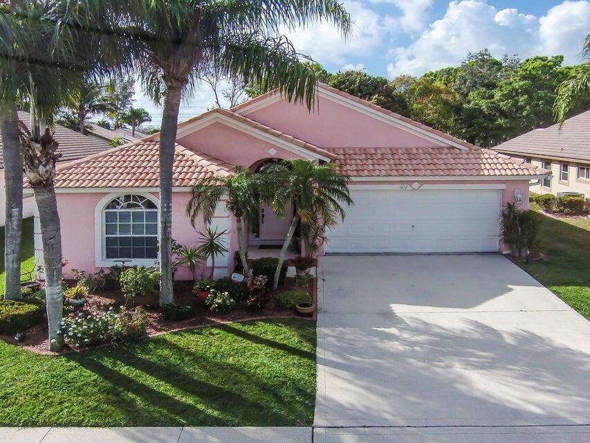 This spacious 3/2/2 SFH is in the center of Wellington. Prime location, close to ''A'' Rated school, Mall, library ,hospital, Fresh Market and so much more. Gated community, community offers club house with onsite management, fitness center, 3 pools and tennis, pickleball court etc.