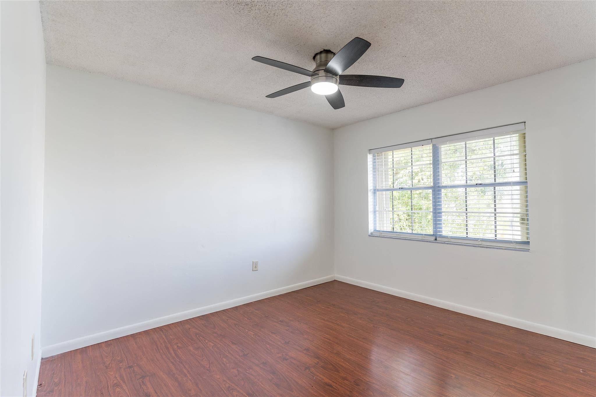 Country Lake Park - Residential