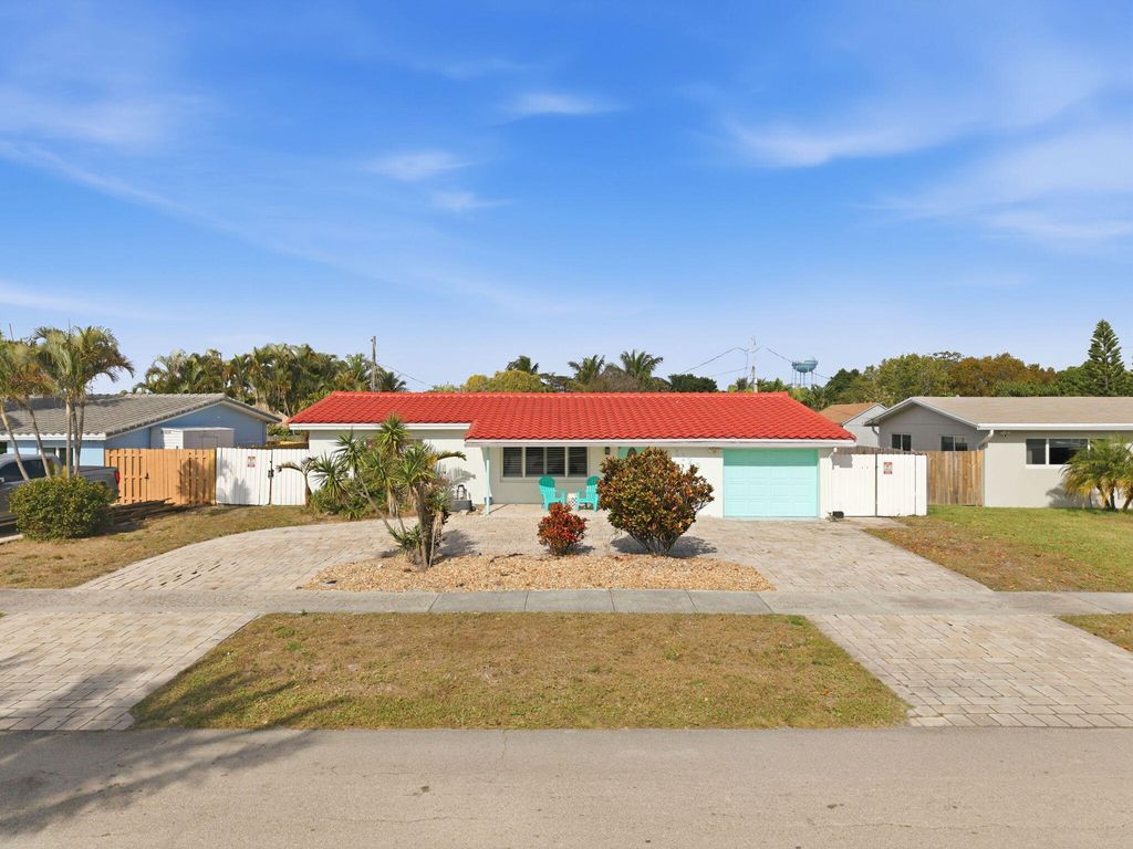 Photo of 1123 SE 2nd Avenue, Deerfield Beach, FL 33441 (MLS # B26021017)