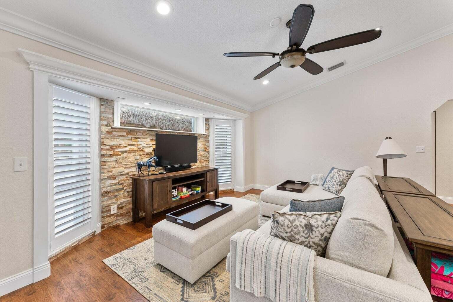 LAS FLORES RANCHOS - Residential