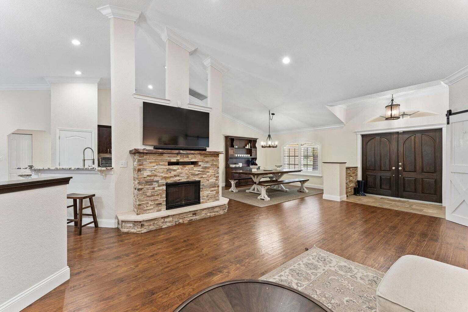 LAS FLORES RANCHOS - Residential