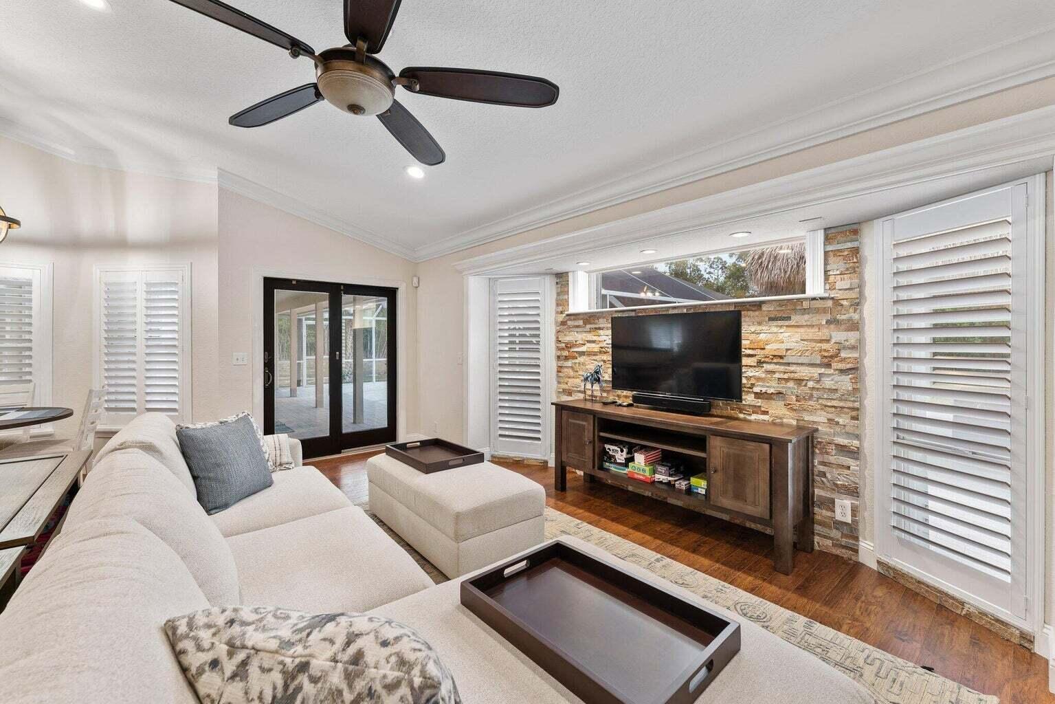 LAS FLORES RANCHOS - Residential