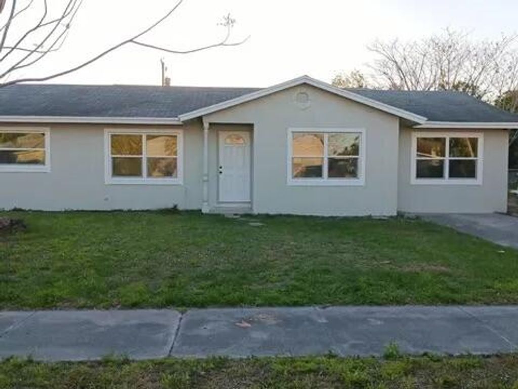 Photo of 107 Bedford Drive, Fort Pierce, FL 34946 (MLS # B26017428)