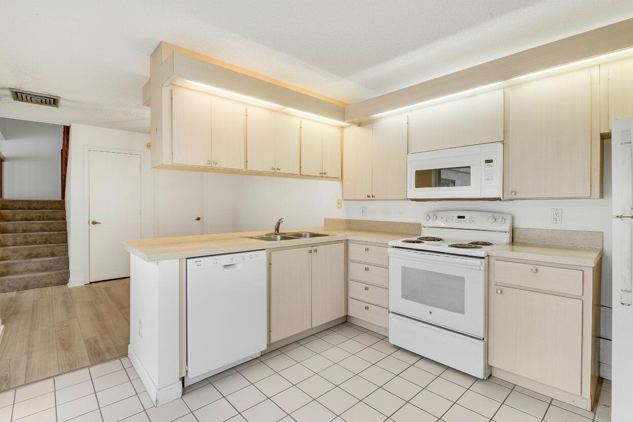 WELLESLEY AT LAKE CLARKE - Residential