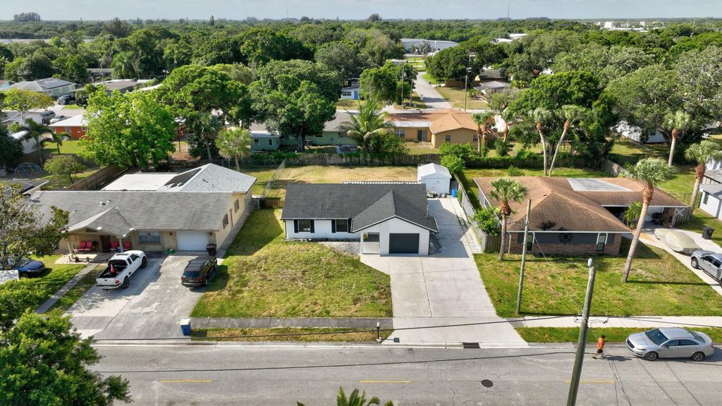 Photo of 717 Holly Avenue, Fort Pierce, FL 34982 (MLS # R11086153)