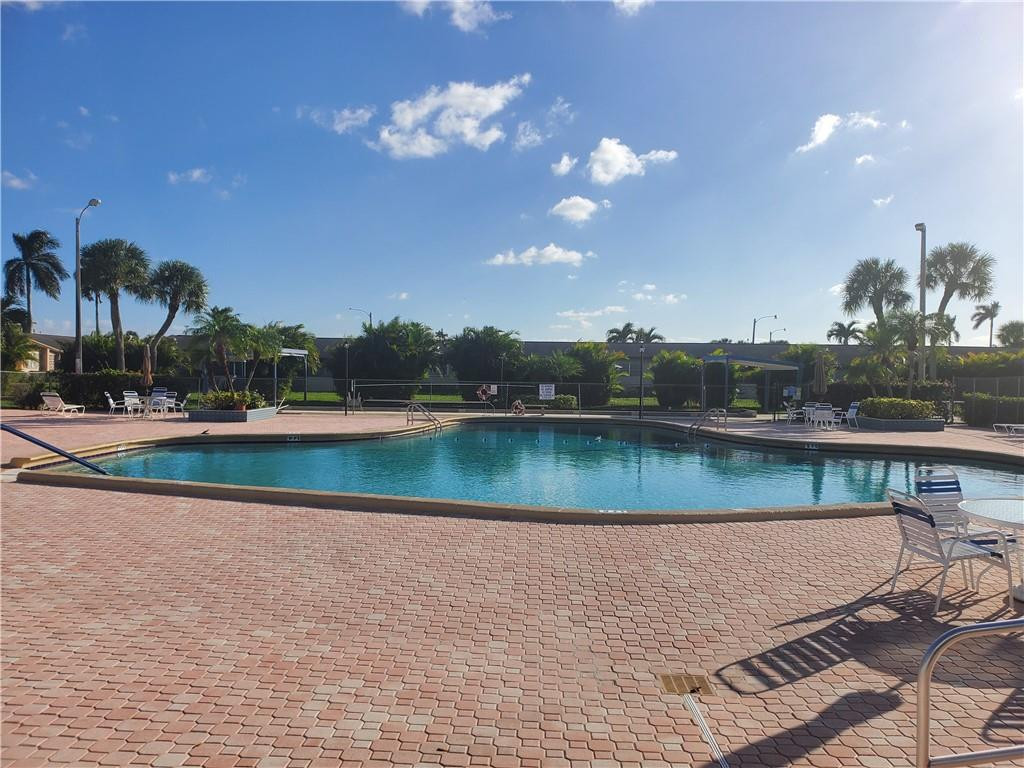 CRESTHAVEN VILLAS 9 CONDO - Residential