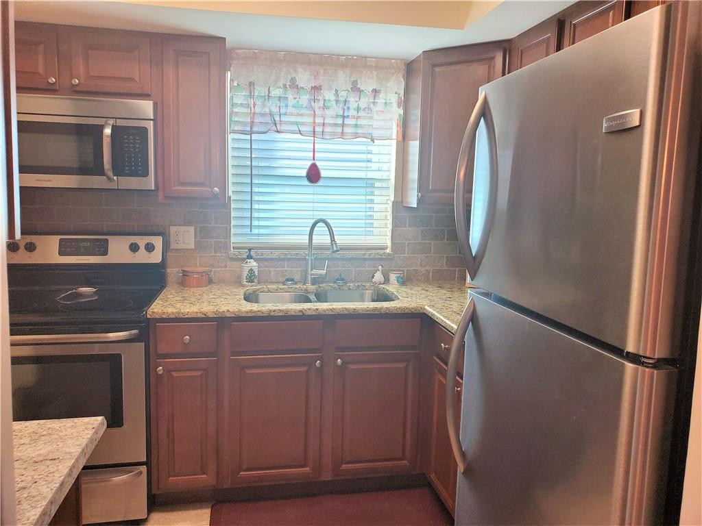 CRESTHAVEN VILLAS 9 CONDO - Residential