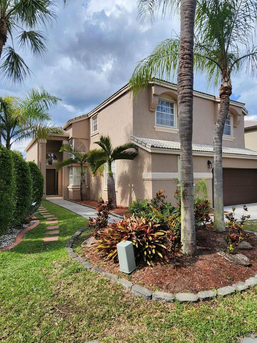 THIS IS THE ONE YOU ARE WAITING FOR---LOCATED IN CLASSIC VISTA--- 5 BEDROOM, 3.5 BATHROOM, 3200+ SQ. FT. CLOSE TO SCHOOLS AND THE I-75--- LARGE EAT-IN KITCHEN WITH ISLAND AND UPGRADED SS APPLIANCES--- NEW FLOORING THOUGHOUT THE HOUSE--- INCREDIBLY LARGE MASTER SUITE WITH 2 WALK IN CLOSETS MASTER BATH HAS DOUBLE VANITIES, OVERSIZED TUB AND WALK IN SHOWER--- VERY LARGE SECONDARY BEDROOMS THAT CAN FIT QUEEN SIZED BEDS--- DOWNSTAIRS BEDROM PERFECT FOR NEXT GENERATION WITH ATTACHED FULL BATH AND WALK IN CLOSET--- OR PERFECT FOR A HOME/OFFICE--- 2 LIVING ROOM AREAS, GREAT ROOM CAN ACCOMIDATE ANY SIZE TV, FORMAL LIVING ROOM WITH 17' VAULTED CEILINGS--- FORMAL DINNING ROOM FOR HOLIDAYS AND FAMILY GATHERINGS