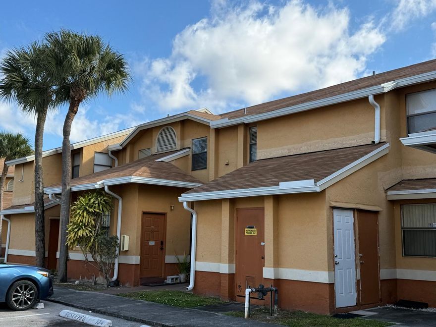 COZY 2/2 IN QUIET NEIGHBORHOOD. GREAT STAER HOME OR INVESTMENT PRPOPERTY. SELLR READY TO NEGOTIATE.

FOR SALE WITH RX-11164034 , SELLER WILLING TO NEGOTIATE PRICE IF PURCHASE TOGETHER.