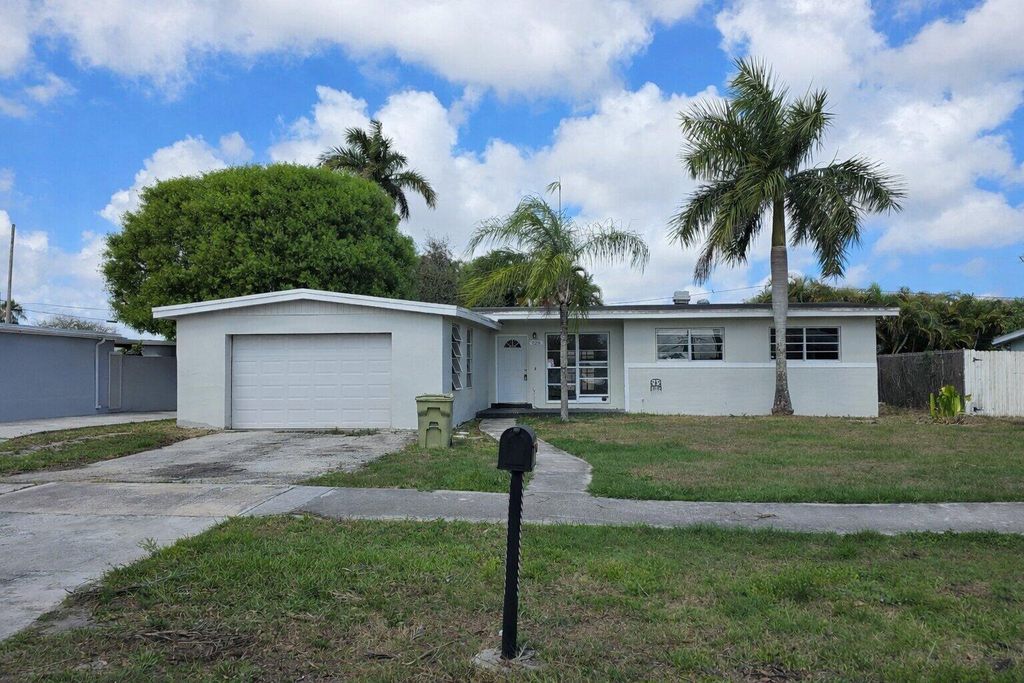 Photo of 328 Ponte Vedra Road, Palm Springs, FL 33461 (MLS # B26002680)