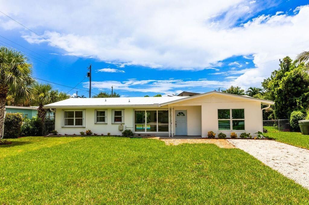 Photo of 858 SE Stafford Drive, Stuart, FL 34996 (MLS # R11001328)