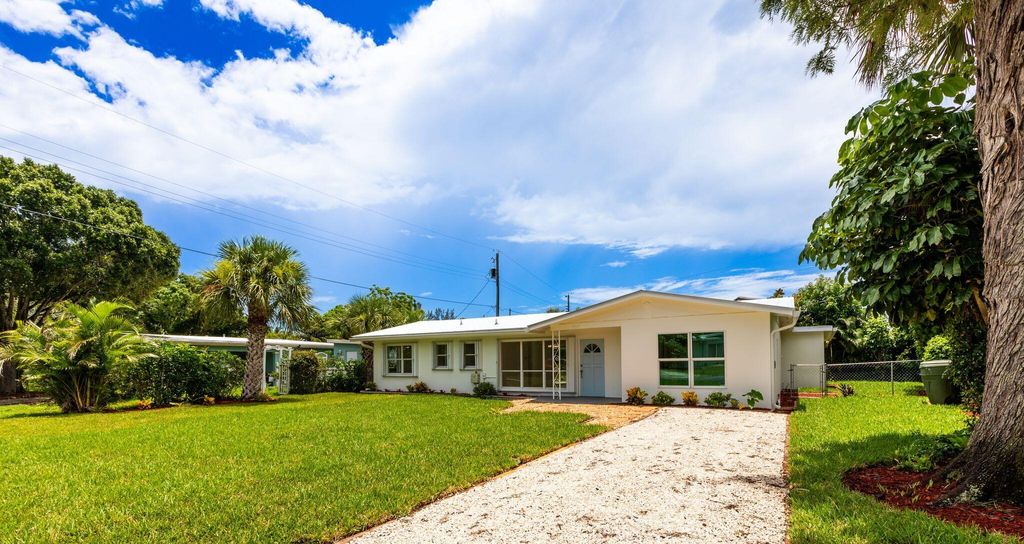 Photo of 858 SE Stafford Drive, Stuart, FL 34996 (MLS # R11001328)