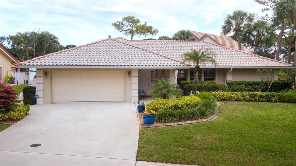 Photo of 18150 Lake Bend Drive, Jupiter, FL 33458 (MLS # R10694479)