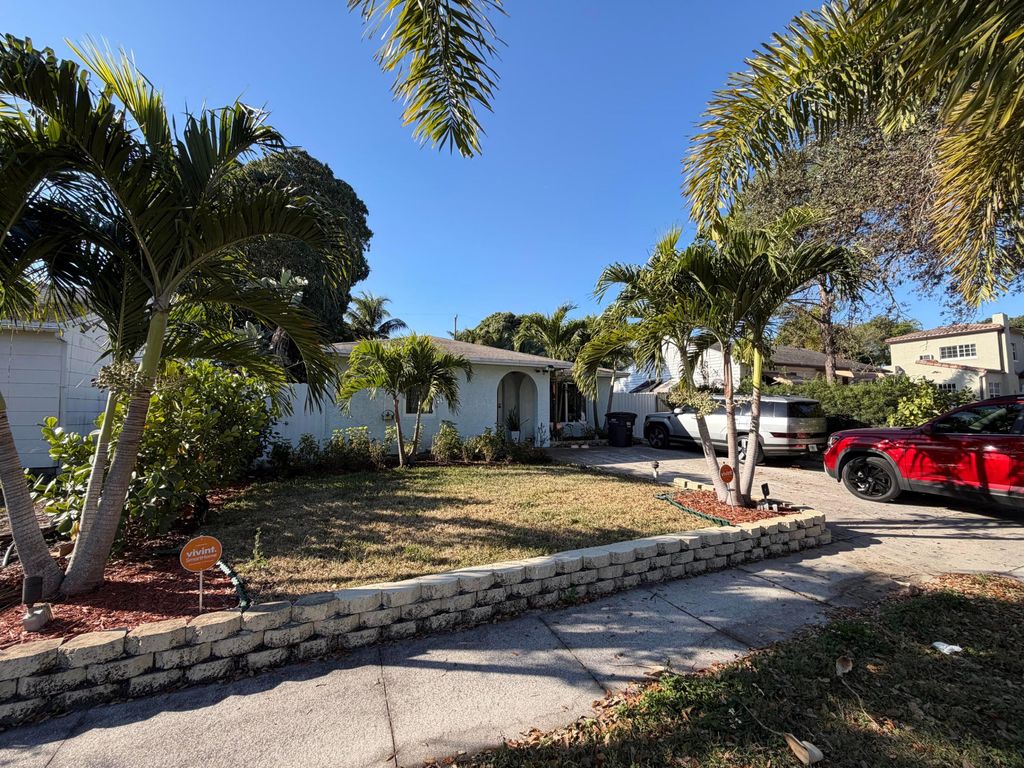 Photo of 814 Colonial Road, West Palm Beach, FL 33405 (MLS # B26005784)