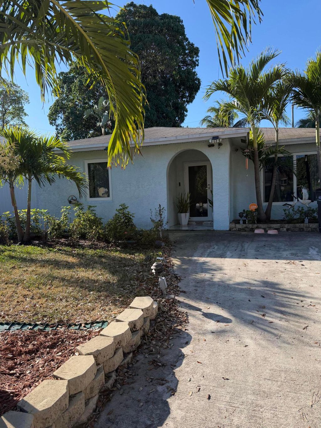 Photo of 814 Colonial Road, West Palm Beach, FL 33405 (MLS # B26005784)