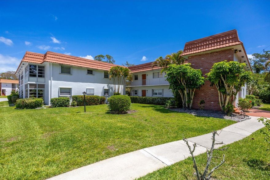 Discover this private, end unit location in the desirable 55+ community of Vista Pines. Walking distance to shops & restaurants, and less than 10 minutes to downtown Stuart & the Beaches. Kitchen with granite countertops. Very active community with fitness center, library, woodworking shop, and onsite manager. Easy to see.