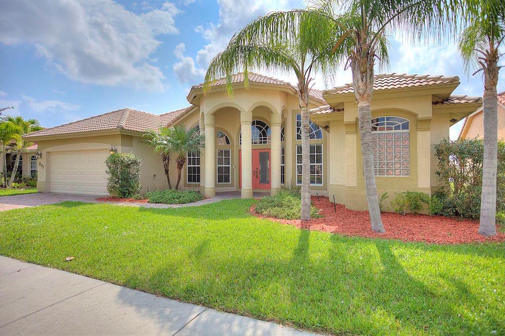 OUTSTANDING OPPORTUNITY. 4/3/2 WITH AN OFFICE/DEN, 2699 SQ FT UNDER A/C, AWESOME LAKE VIEWS, OVERSIZED LOT, LOW MONTHY HOA FEES. DIAMOND IN THE ROUGH. SELLER DISCLOSES MOLD AND ROOF ISSUES. HOME NEEDS WORK. NEEDS TLC. A/C WAS REPLACED 3.5 YEARS AGO.