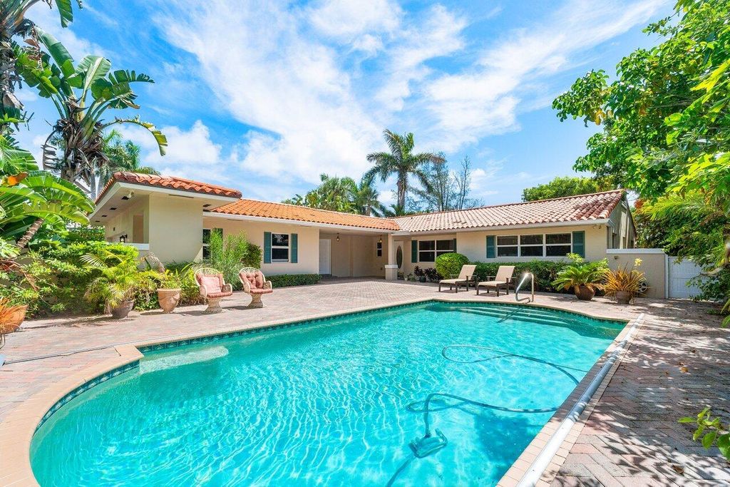 Photo of 810 N Golfview Road, Lake Worth Beach, FL 33460 (MLS # R11079467)