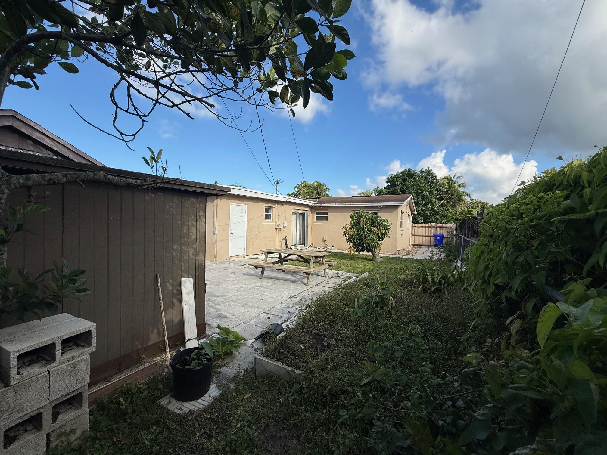 PEMBROKE PINES - Residential