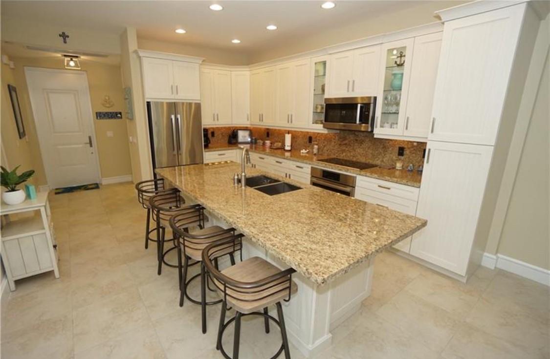Seasonal rental .Available October 2025 to April 2026. Furnished 3 bedrooms and 2 Baths. Open kitchen & living room. Covered balcony, washer / dryer in unit. 2 parking space. Newest complex in Laud-by-the-Sea. Many amenities: Private beach club with kitchen & cabanas, heated pool, spa, BBQ & MORE *Heart of Laud by the Sea* Close to Tennis, Food, Entertainment, Shops. No Pets per association and No Smokers per owner. Garage parking #62 & 63