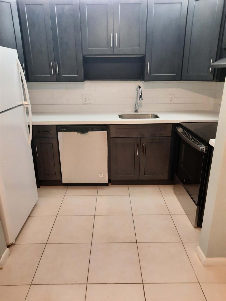 BEAUTIFUL 2 BEDROOM 2 BATHS UNIT IN CORAL SPRINGS WASHER DRYER IN UNIT, NO AGE RESTRICTION, NO RENTAL RESTRICTION CLOSE TO SHOPPING AND RESTAURANTS. ALL AGES WELCOME. ASSOCIATION REQUIRES 600 CREDIT SCORE. RENTED FOR 1700 A MT.