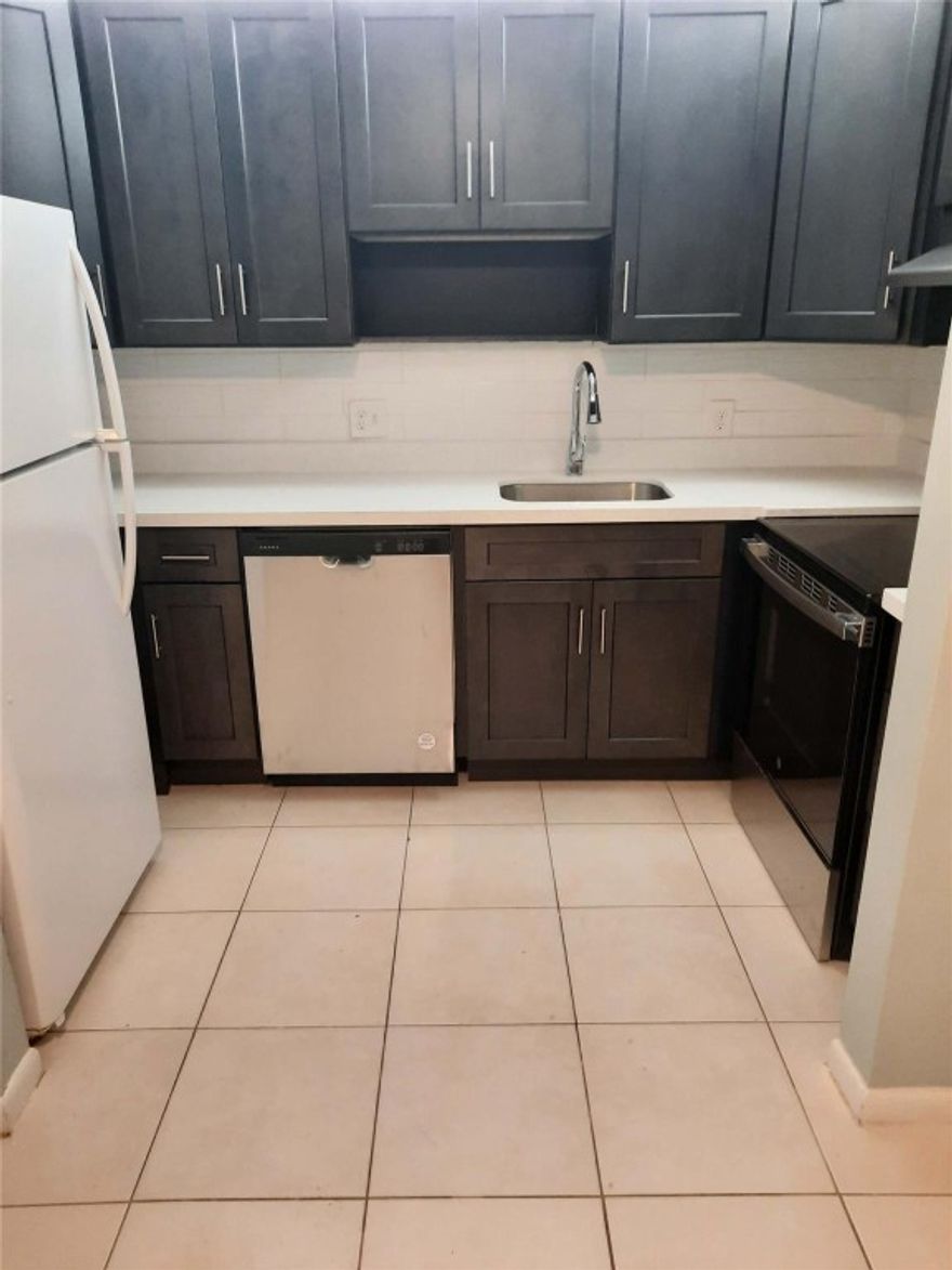 BEAUTIFUL 2 BEDROOM 2 BATHS UNIT IN CORAL SPRINGS WASHER DRYER IN UNIT, NO AGE RESTRICTION, NO RENTAL RESTRICTION CLOSE TO SHOPPING AND RESTAURANTS. ALL AGES WELCOME. ASSOCIATION REQUIRES 600 CREDIT SCORE. RENTED FOR 1700 A MT.