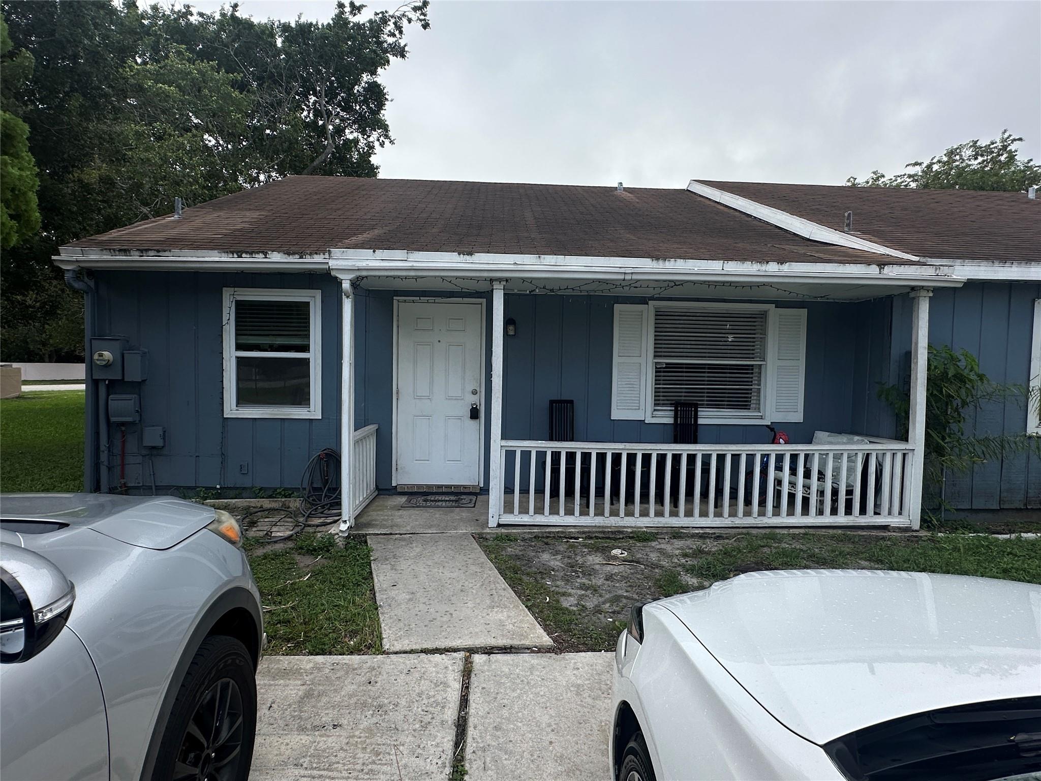 Beautiful 2/2 villa on the lake, bricked backyard with built BBQ, tile throughout, 4 parking spaces, available immediately, quick approval.  MOVE IN TODAY!!!