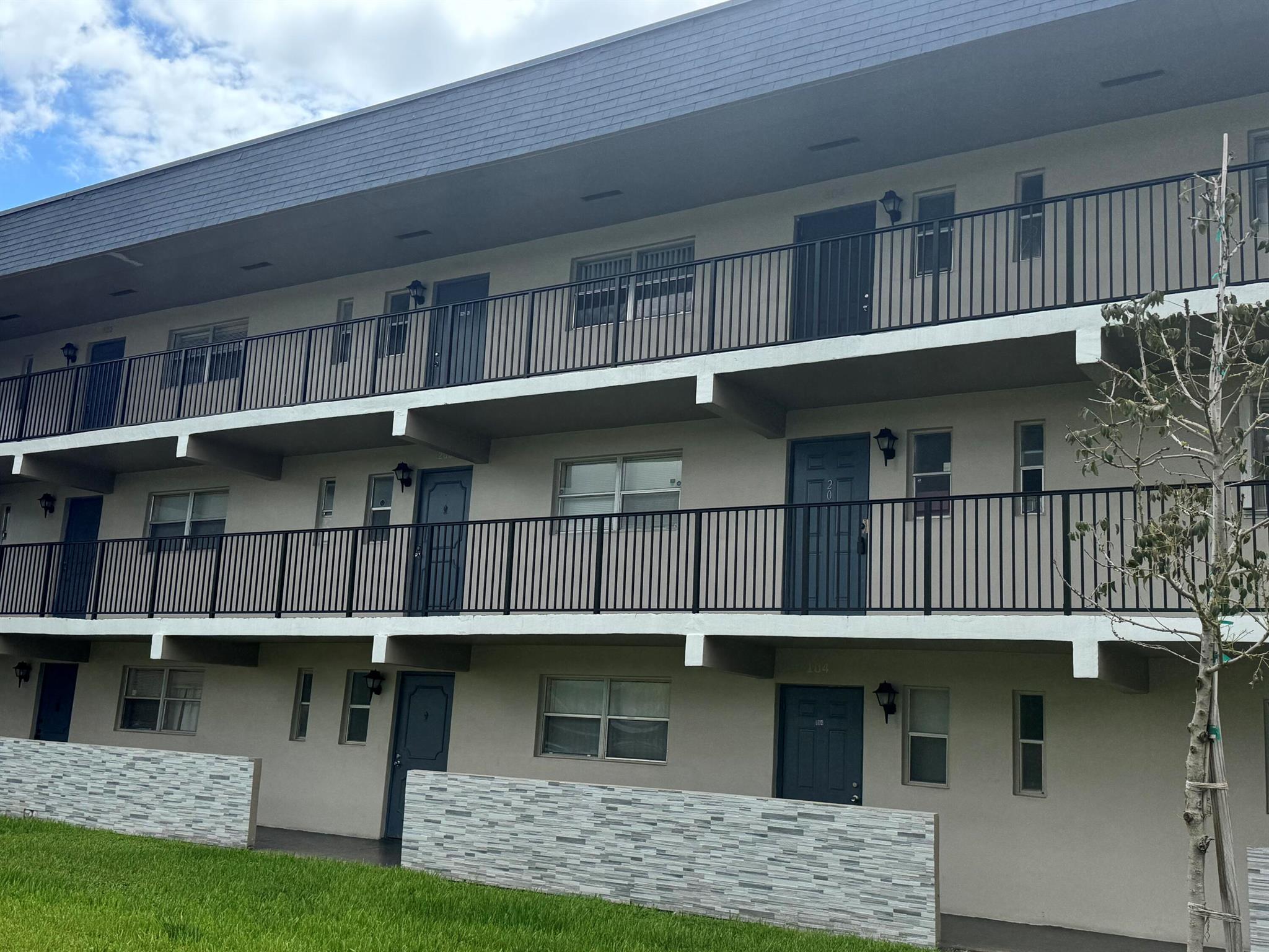 MOVE IN READY. WASHER/DRYER IN UNIT. ELEVATOR ACROSS THE WAY. FULLY RENOVATED AND UPGRADED. MODERN. QUIET. PATIO.GATED COMMUNITY. QUICK APPROVAL. READY TO MOVE IN. CLOSE TO SHOPPING AND AMENITIES. FIRST MONTH AND 2 MONTHS OF SECURITY. TONS OF AMENITIES. POOL, TENNIS COURT, RAQUETBALL JUST TO NAME A FEW.