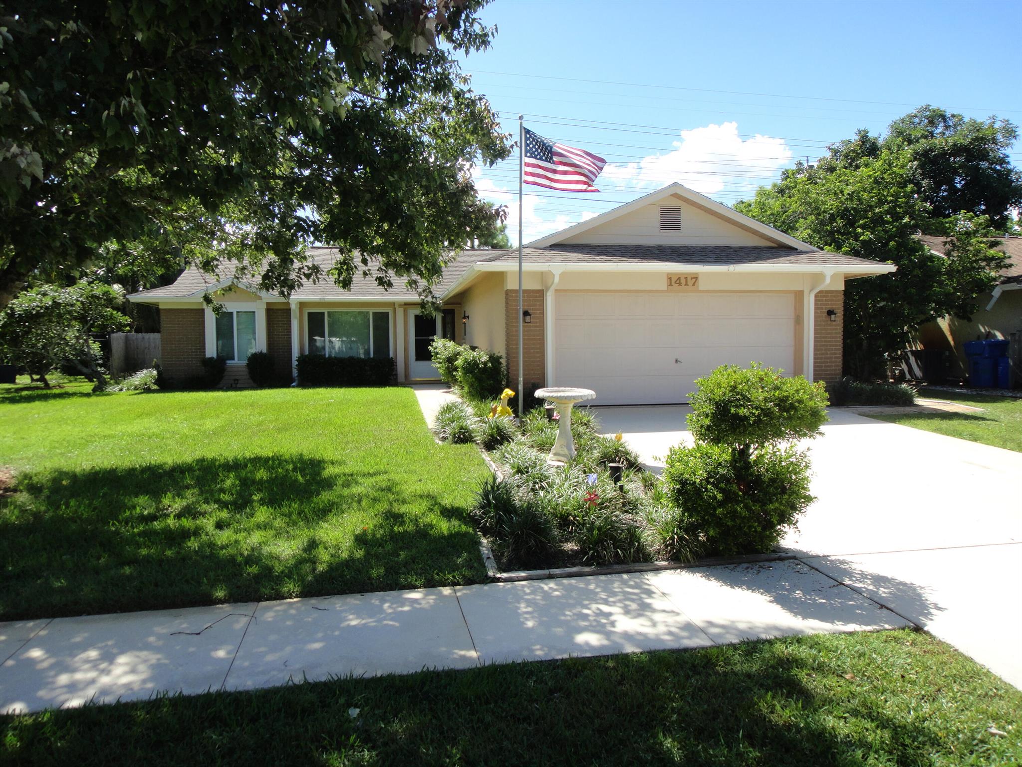 BEAUTIFUL REMOLELED SINGLE FAMILY HOME,3 BEDROOMS,2 BATHS,2 CARS GARAGE, FENCED BACKYARD, IMPACT WINDOWS