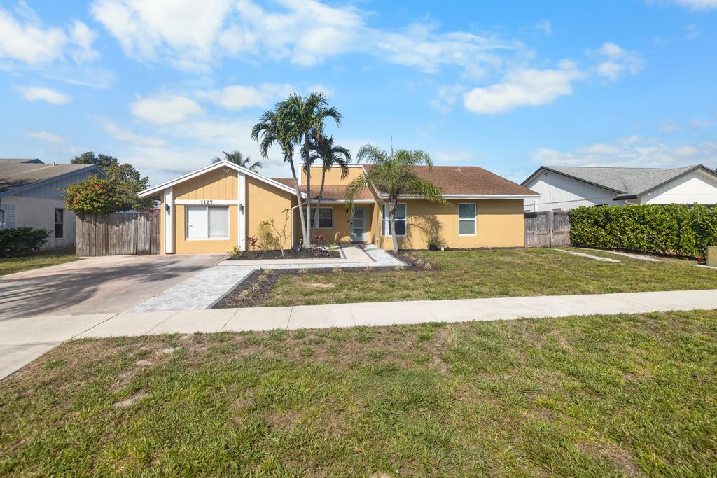 Photo of 1127 NW 9th Street, Boynton Beach, FL 33426 (MLS # B26009946)