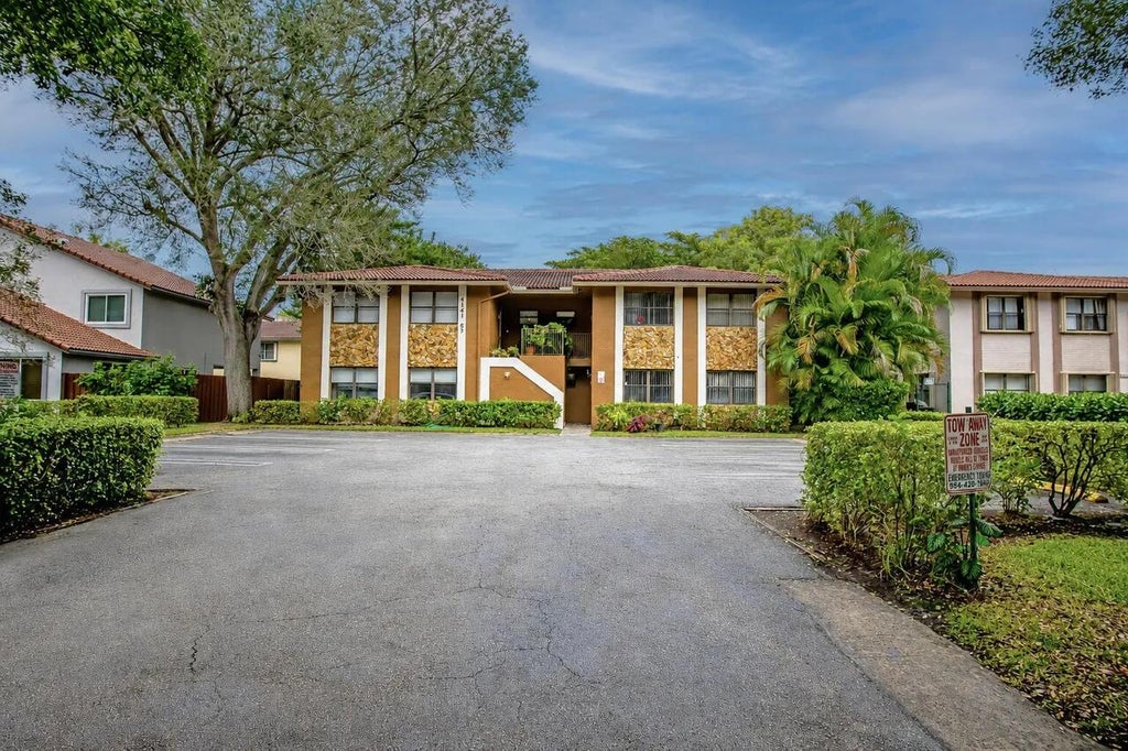 Photo of 4165 NW 114th Terrace #4165, Coral Springs, FL 33065 (MLS # B26081537)