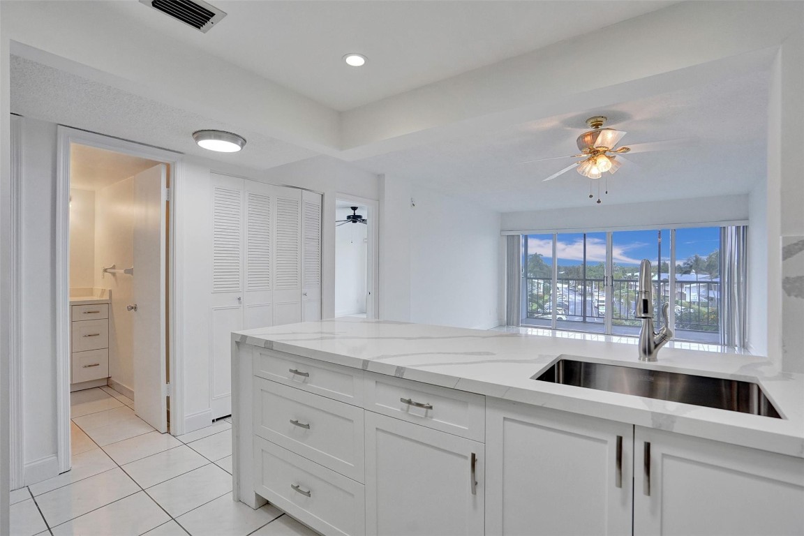 801 S Federal Highway 405