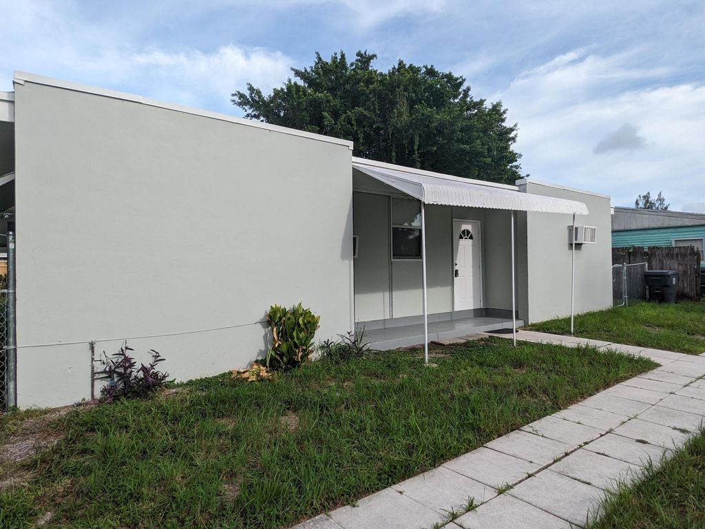 Photo of 424 Shawnee Lane, Lantana, FL 33462 (MLS # R11026571)