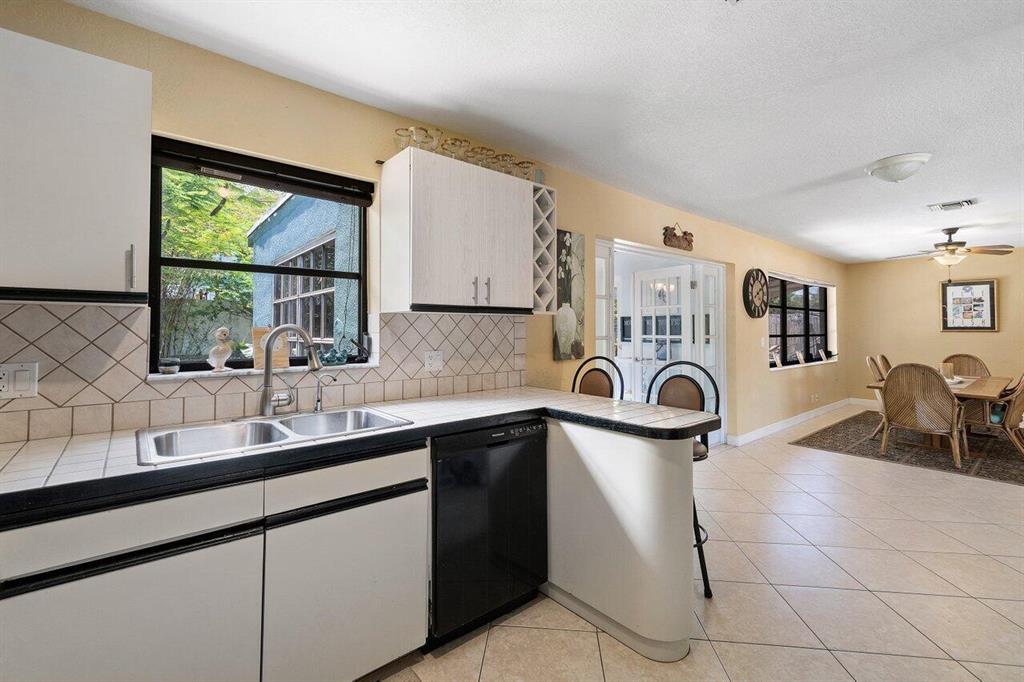 CORAL MANOR - Residential