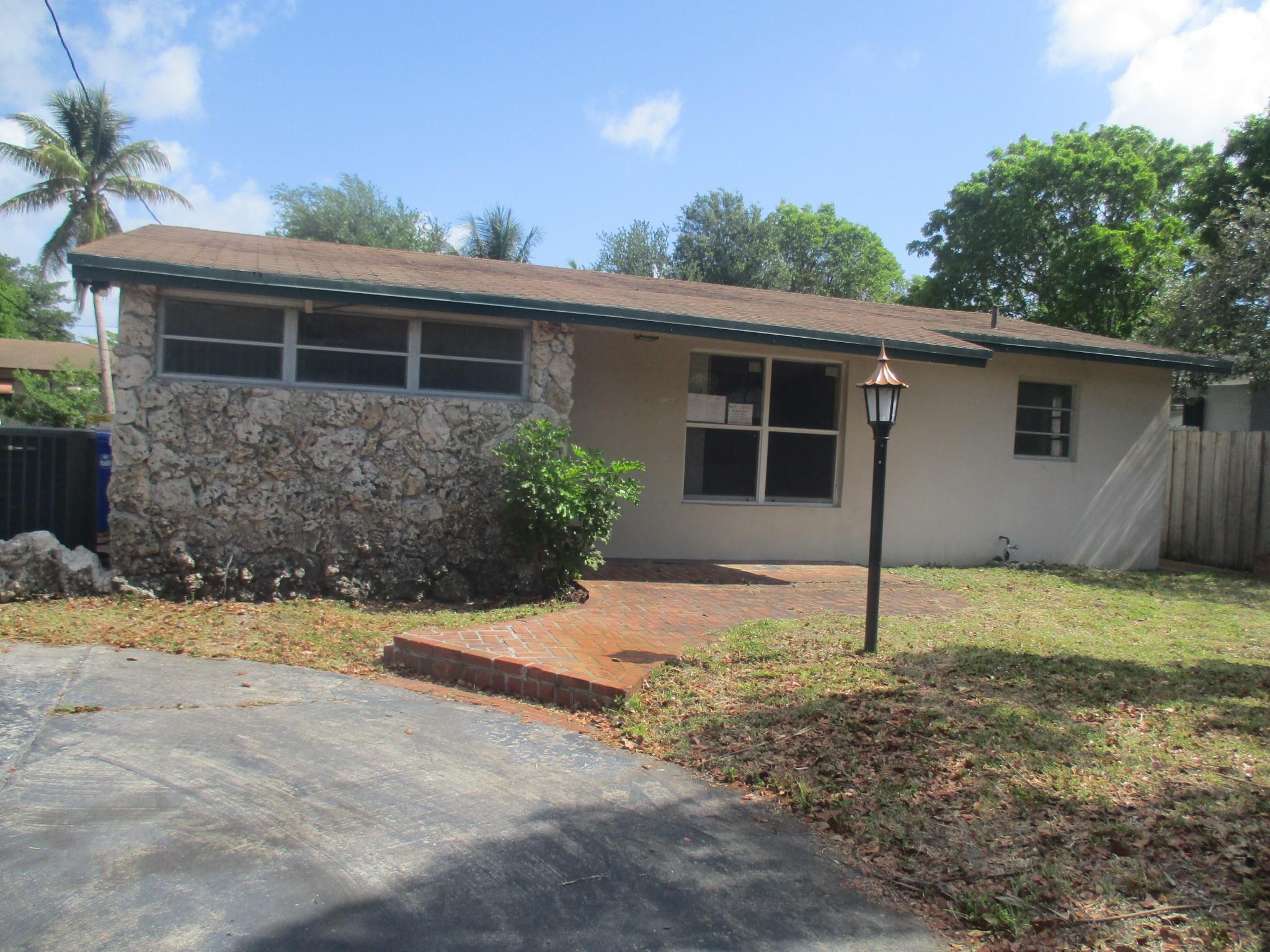 871 SW 10th St