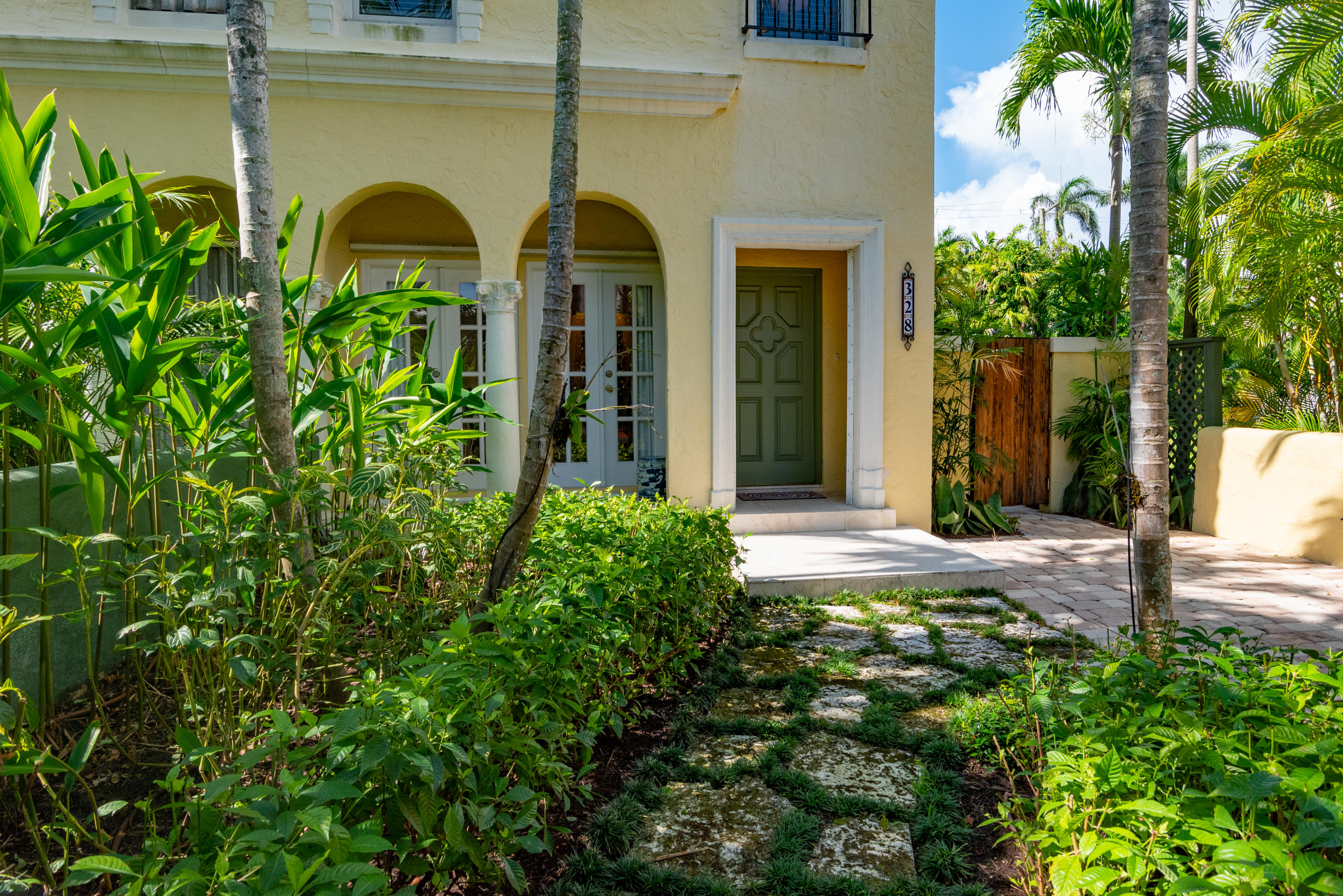 CHILEAN CONDOMINIUM OF PALM BEACH - Residential