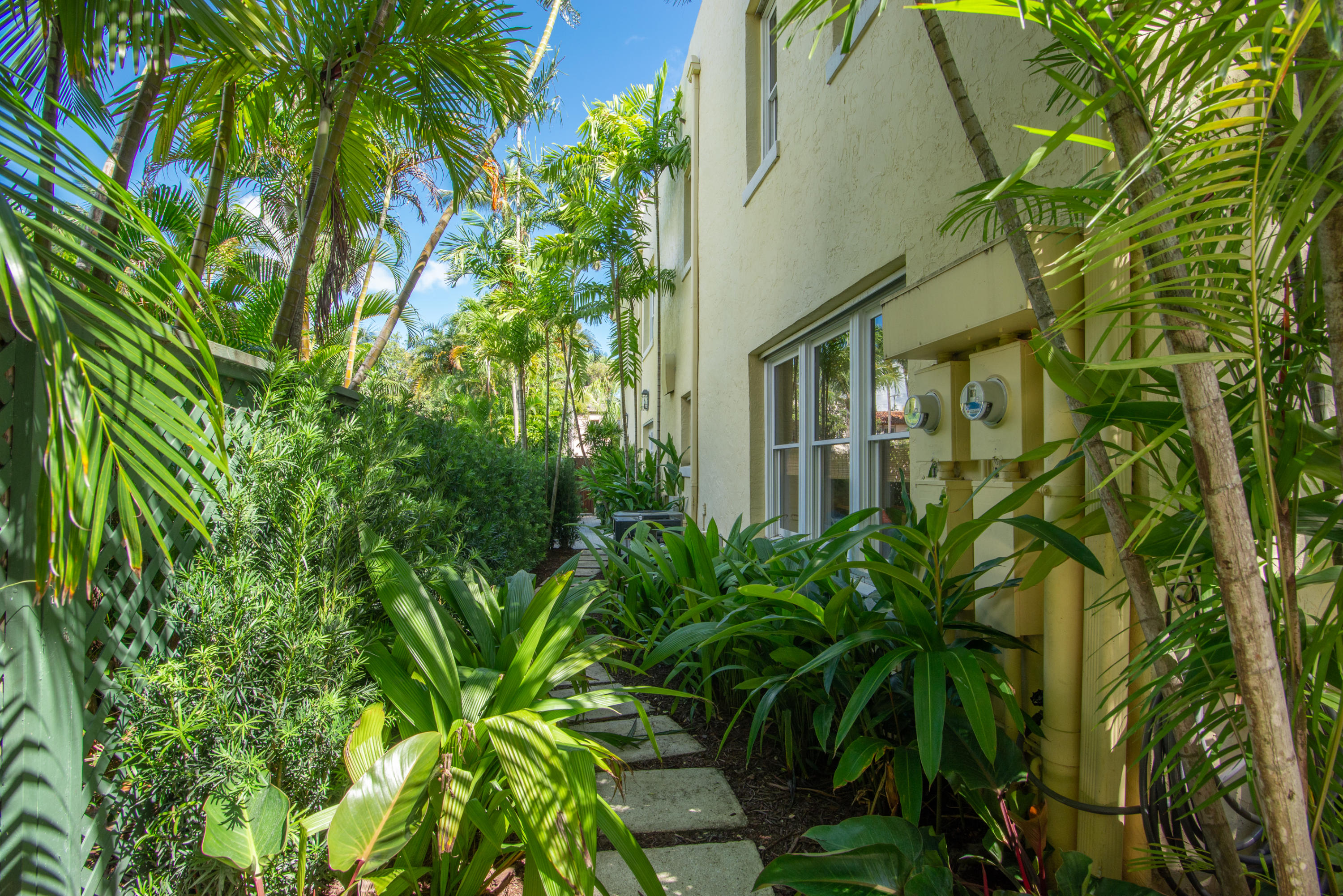 CHILEAN CONDOMINIUM OF PALM BEACH - Residential