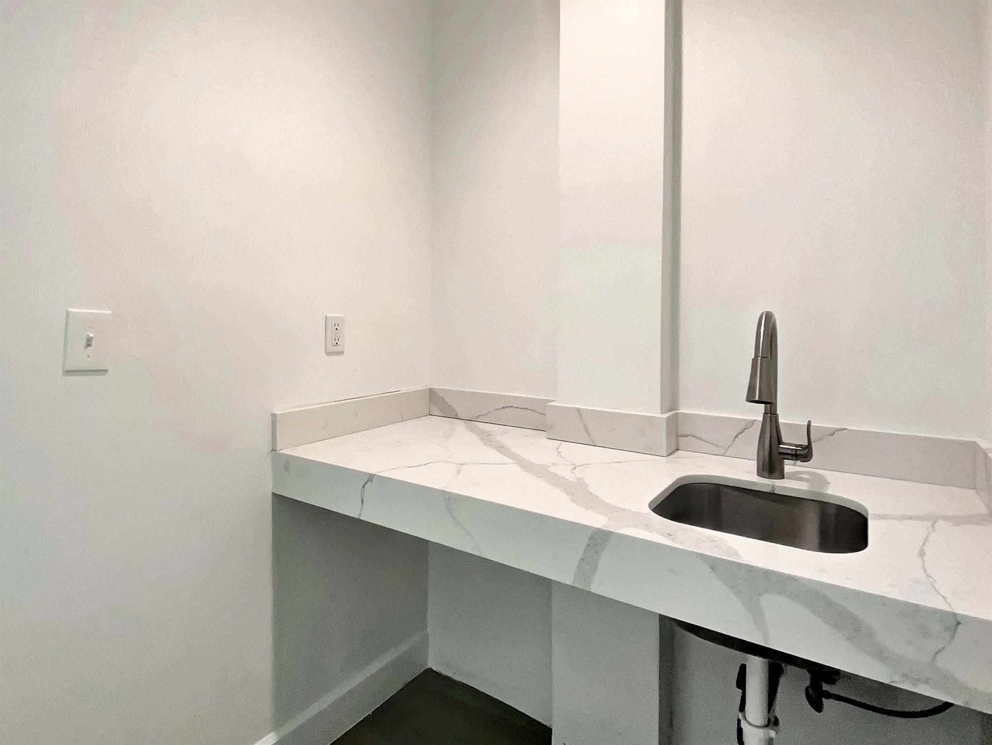 VANTAGE INDUSTRIAL PARK N - Commercial Lease