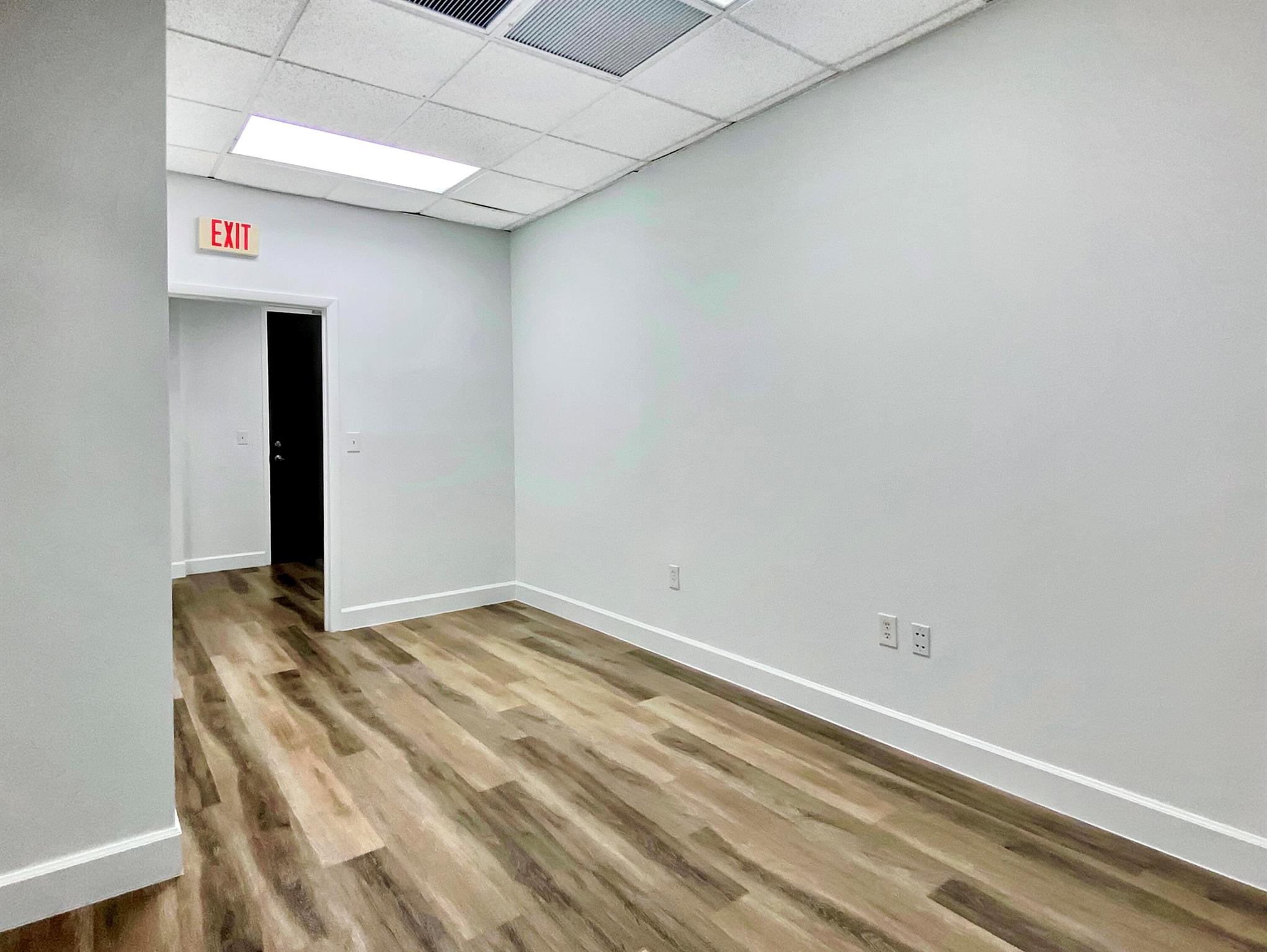 VANTAGE INDUSTRIAL PARK N - Commercial Lease