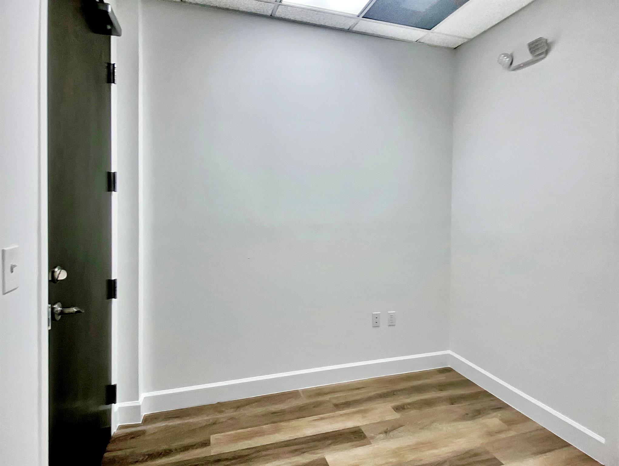 VANTAGE INDUSTRIAL PARK N - Commercial Lease