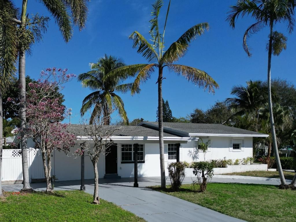 Photo of 231 N Seacrest Circle, Delray Beach, FL 33444 (MLS # R11057573)