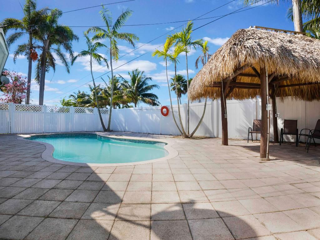 Photo of 231 N Seacrest Circle, Delray Beach, FL 33444 (MLS # R11057573)