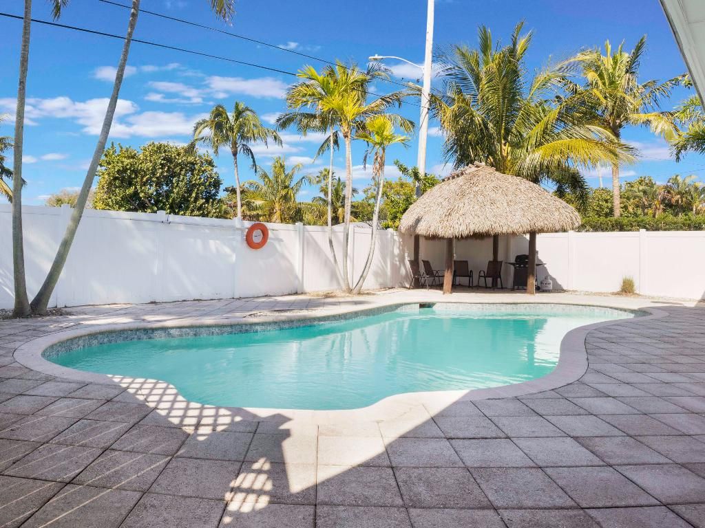 Photo of 231 N Seacrest Circle, Delray Beach, FL 33444 (MLS # R11057573)